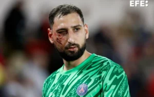 Brutal planchazo sufre el portero Gianluigi Donnarumma del PSG vs. Mónaco